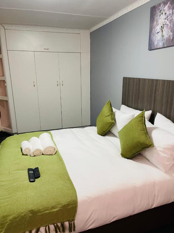 Host Hub Guest House Κέμπτον Παρκ Εξωτερικό φωτογραφία