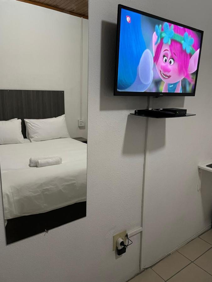 Host Hub Guest House Κέμπτον Παρκ Εξωτερικό φωτογραφία