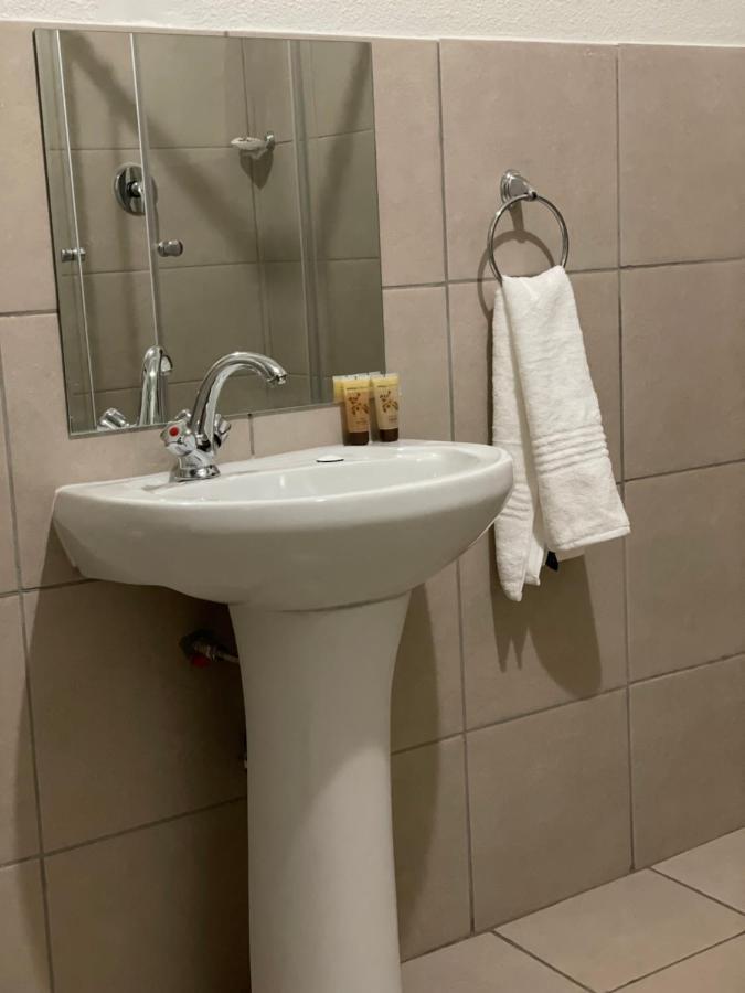 Host Hub Guest House Κέμπτον Παρκ Εξωτερικό φωτογραφία